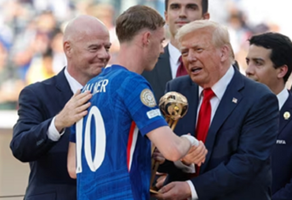 Hình ảnh Cole Palmer bắt tay Donald Trump gây bão mạng